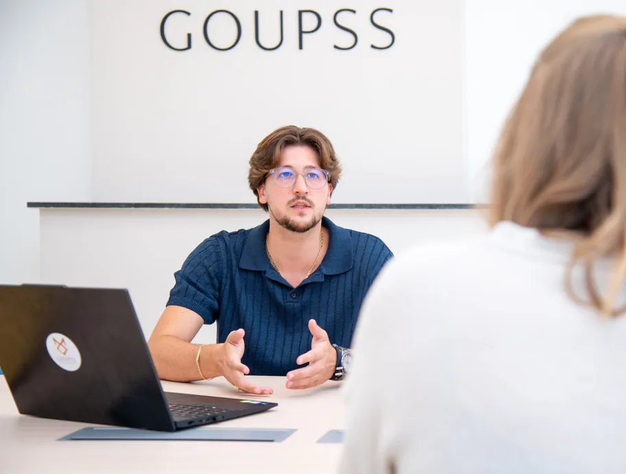 Conseiller GOUPSS en entretien avec une cliente dans les bureaux de Visé